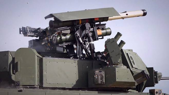 레드백에 장착된 스파이크 미사일