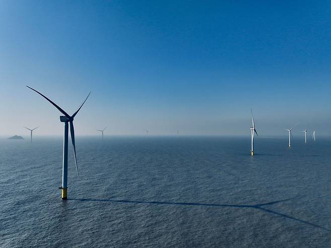 전라남도 신안군 자은도 북서쪽 공유수면해상에 위치한 전남해상풍력 1단지에 10MW급 풍력발전기 10기가 설치돼 있다./사진=SK이노베이션 E&S