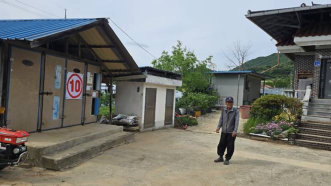 마을 주민이 건조장 미술관을 소개하고 있다