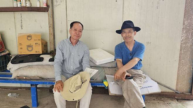 왼쪽부터 팔봉리 김복진 조각 페스타에 참여한 천윤환, 정창훈 작가