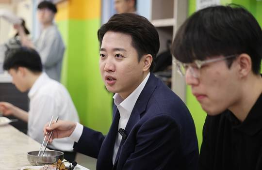 이준석 개혁신당 대선 후보가 24일 서울 동작구 한 한식 뷔페에서 공시생들과 식사를 하며 대화하고 있다. 사진=뉴시스