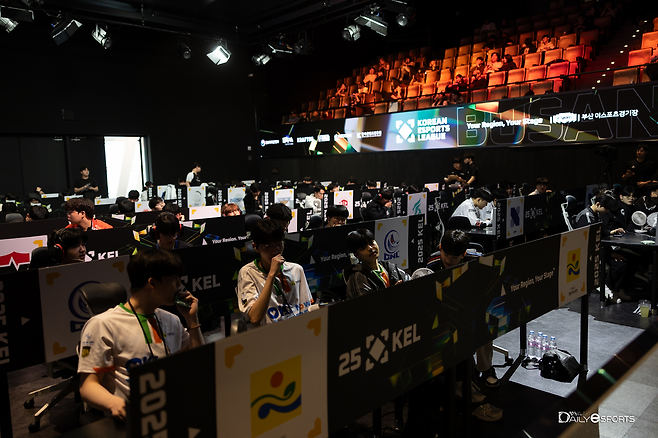 KEL 배틀 그라운드 모바일 경기를 준비하는 선수들.