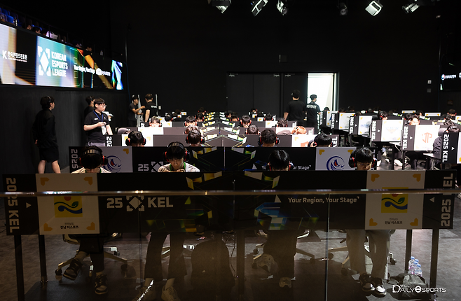 KEL 배틀 그라운드 모바일 경기를 준비하는 선수들.