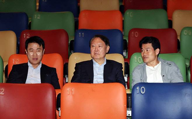 윤석열 전 대통령이 21일 오전 서울 중구 메가박스 동대문점에서 다큐멘터리 영화 ‘부정선거, 신의 작품인가’를 관람하기 위해 착석해 있다. 왼쪽부터 이영돈 PD, 윤 전 대통령, 전직 한국사 강사 전한길 씨 (사진=뉴시스)