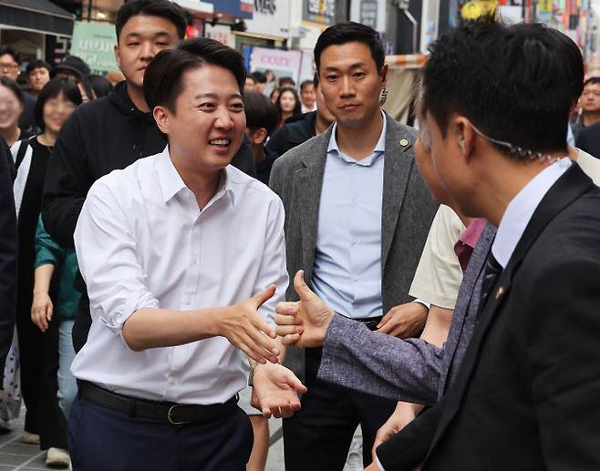 4일 경기도 수원시 팔달구 수원역 로데오거리에서 시민들에게 인사하고 있는 이준석 개혁신당 대통령 선거 후보.(사진=연합뉴스)