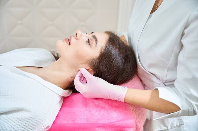 귓속 미주신경을 전기로 자극하면 무릎 통증도 일부 줄일 수 있다는 연구 결과가 나왔다. 미주신경을 자극해 간질과 우울증을 치료하는 기기는 이미 미국식품의약국(FDA)의 승인을 받았다. 한편 이런 기기를 사용하지 않고 손으로 귀 마사지를 부드럽게 하면, 혈액순환과 스트레스 해소에 도움이 된다.[사진=게티이미지뱅크]