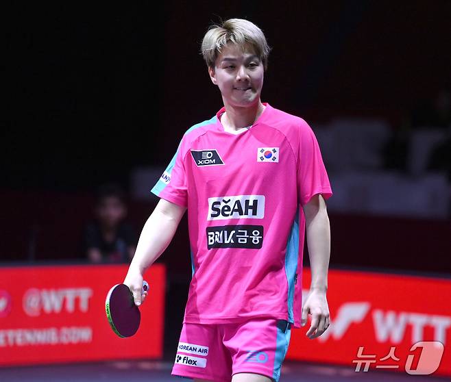 남자 단식 8강전에서 패한 뒤 아쉬워하는 안재현ⓒ News1 사진공동취재단