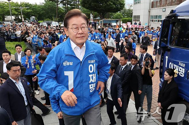 이재명 더불어민주당 대통령 후보가 22일 오후 경남 양산시 양산워터파크공원에서 열린 집중유세에 도착해 연단에 오르고 있다. (공동취재) 2025.5.22/뉴스1 ⓒ News1 이재명 기자