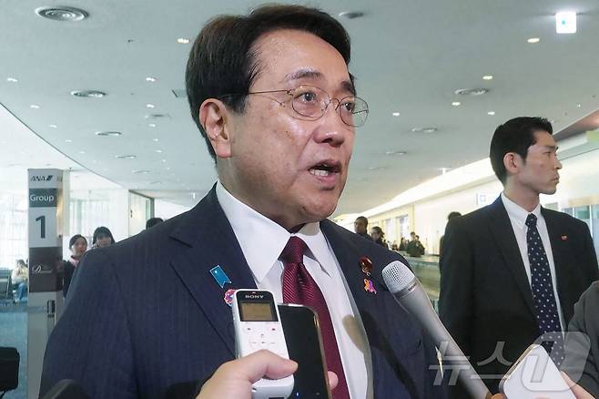 아카자와 료세이 일본 경제 재생상이 16일(현지시간) 하네다에 있는 도쿄 국제 공항에서 미국과 관세 협상을 하기 위해 출발하기 앞서 취재진을 만나고 있다. 2025.04.17 ⓒ AFP=뉴스1 ⓒ News1 우동명 기자