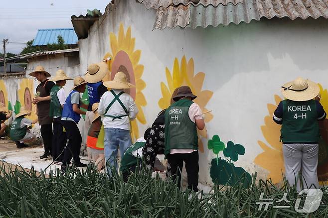 함평영화학교 학생들이 한나리마을에서 벽화를 그리고 있다. (전남도교육청 제공, 재판매 및 DB 금지)
