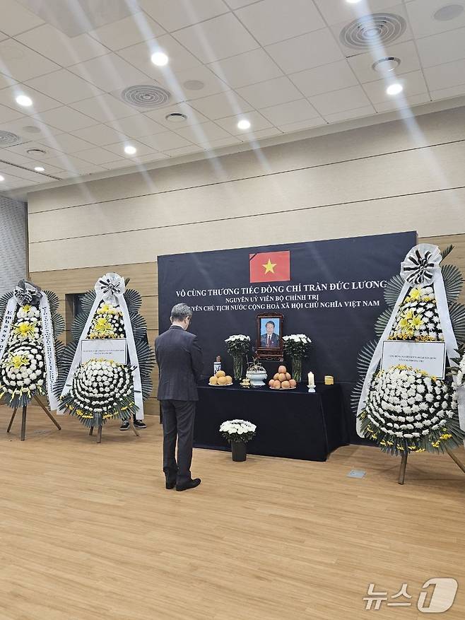 김홍균 외교부 1차관은 24일 주한베트남대사관을 방문하고 쩐 득 르엉 전 베트남 국가주석을 조문했다. 2025.05.24. (외교부 제공)