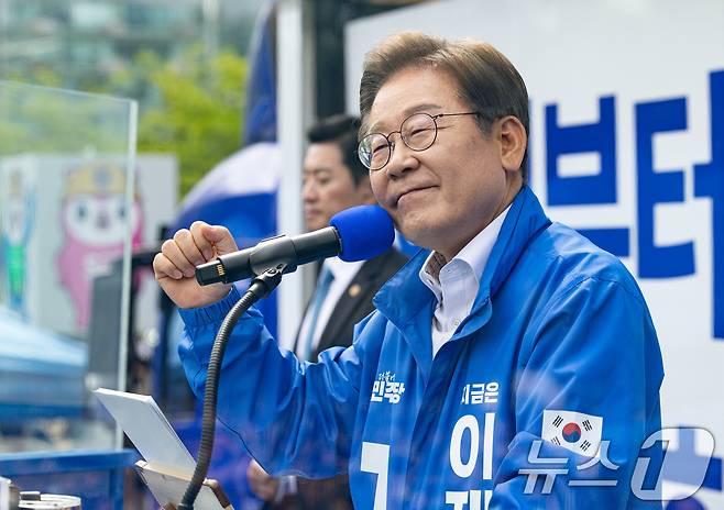 이재명 더불어민주당 대통령 후보가 24일 오후 경기도 안양시 동안구 평촌중앙공원에서 시민들에게 지지를 호소하고 있다. 2025.5.24/뉴스1 ⓒ News1 이재명 기자