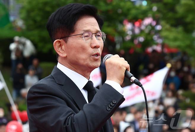 김문수 국민의힘 대통령 후보가 24일 경북 구미시 박정희 전 대통령 생가 인근에서 집중유세를 하고 있다. 2025.5.24/뉴스1 ⓒ News1 김민지 기자