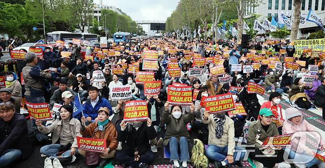 3일 오후 서울 서초구 대법원 앞에서 열린 촛불행동 주최 제138차 촛불대행진에서 참가자들이 대법원의 이재명 더불어민주당 대선 후보에 대한 공직선거법 위반 사건 판결을 규탄하는 구호를 외치고 있다. 2025.5.3/뉴스1 ⓒ News1 오대일 기자