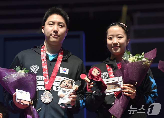동메달을 따낸 뒤 활짝 웃는 임종훈-신유빈 혼합복식 듀오2025.5.24/뉴스1 ⓒ News1 사진공동취재단