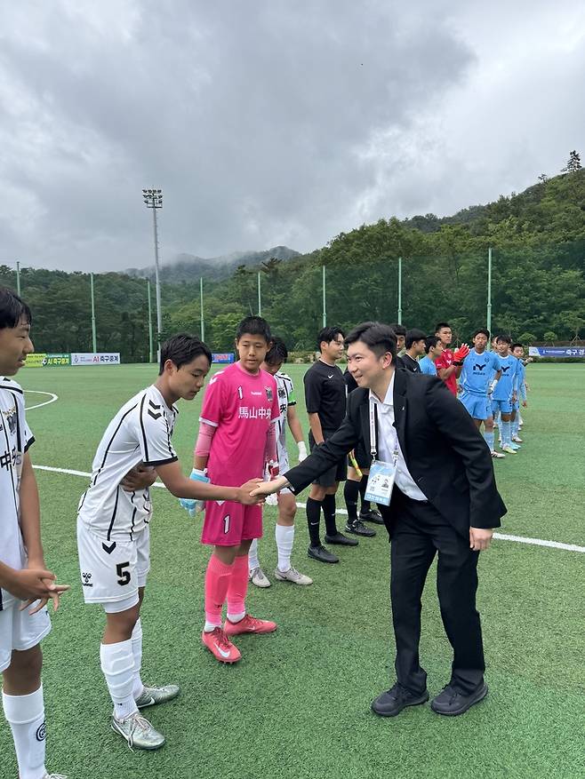유승민 대한체육회장이 24일 제54회 전국소년체육대회 축구 종목이 열린 경남 김해에 있는 김해시민체육공원 축구장을 찾아 선수를 격려하고 있다. 사진 | 대한체육회