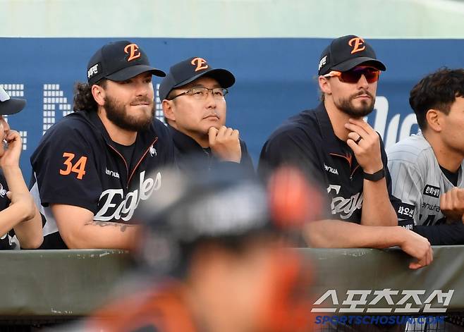 선발 투수 문동주의 피칭을 흐뭇하게 지켜본 폰세와 와이스.