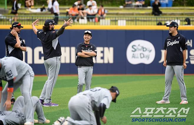 야구 잘하고 마음씨 착한 문동주가 좋은 폰세.