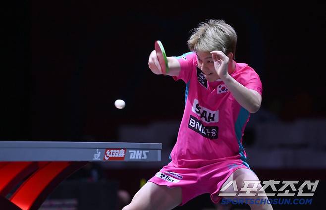 안재현이 23일 카타르 도하 루사일 아레나에서 열린 2025 국제탁구연맹(ITTF) 세계선수권대회 남자단식 8강 브라질 휴고 칼데라노와 경기를 펼치고 있다. 2025. 5. 23.  사진공동취재단