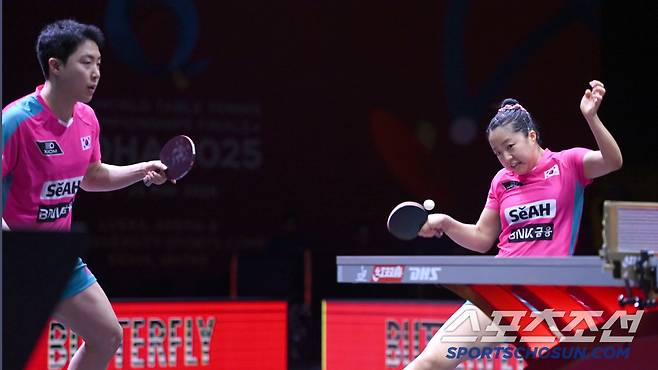 임종훈, 신유빈이 23일 카타르 도하 루사일 아레나에서 열린 2025 국제탁구연맹(ITTF) 세계선수권대회 혼합복식 4강 중국 쑨잉사 - 왕추친과 경기를 펼치고 있다. 2025. 5. 23.  사진공동취재단