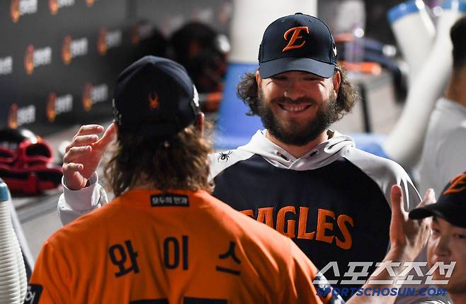 호투를 펼친 와이스에게 다가온 폰세도 뜨거운 포옹을 나눴다. 대전=박재만 기자 pjm@sportschosun.com