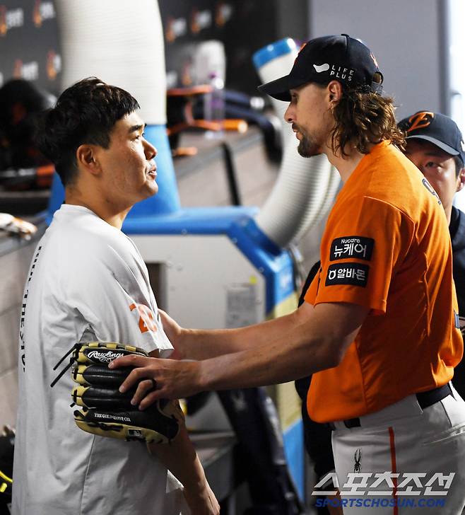 호투를 펼친 와이스는 베테랑 포수 이재원을 잊지 않았다.