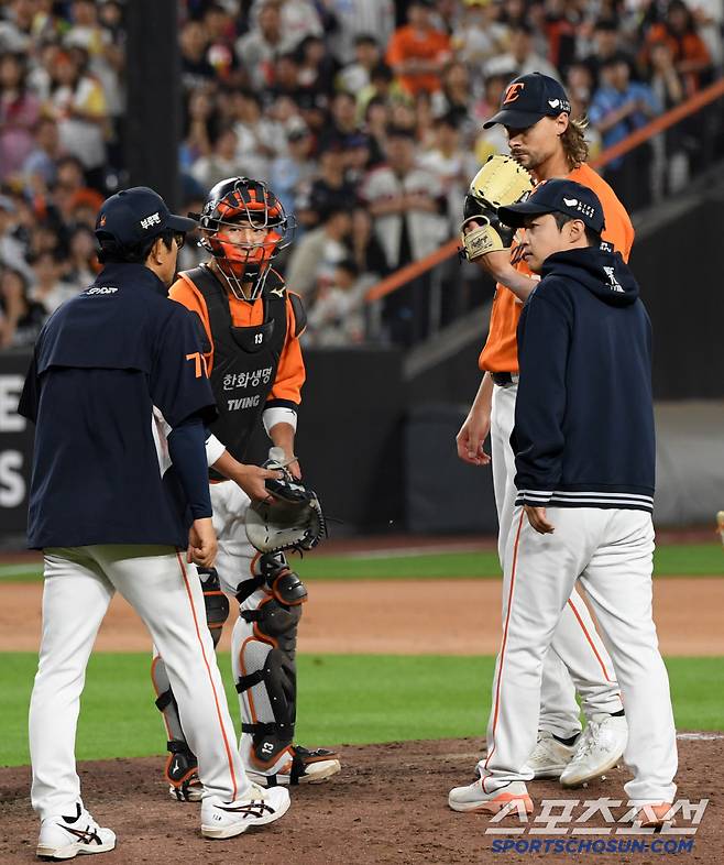 9회에도 마운드에 올랐지만 선두 타자 장두성에게 안타를 허용한 선발 와이스의 역할은 여기까지였다.