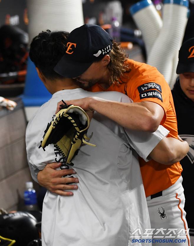 끝까지 자신의 볼을 받아준 포수 이재원 품에 안긴 와이스.