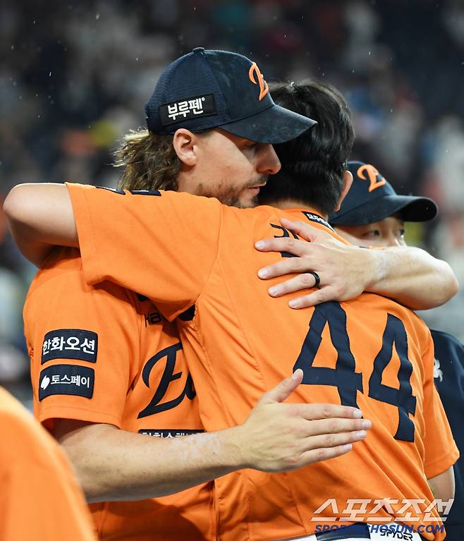 팀타율 1위 롯데 상대 8이닝 2실점 13탈삼진 와이스와 9회 2사 만루 위기를 막아낸 김서현은 뜨거운 포옹을 나눴다.