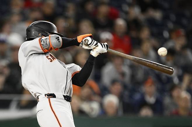 샌프란시스코 자이언츠 이정후가 24일(한국시각) 워싱턴 내셔널스전에서 8회초 몸쪽 높은 공을 공략해 우전안타를 터뜨리고 있다. AP연합뉴스