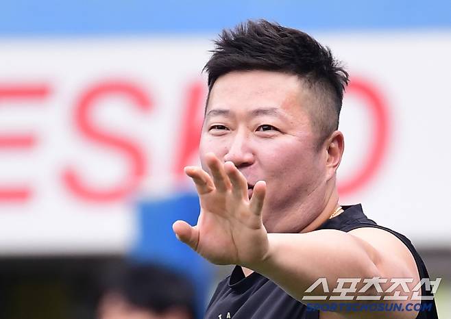 삼성 선수들과 반갑게 인사하는 최형우.