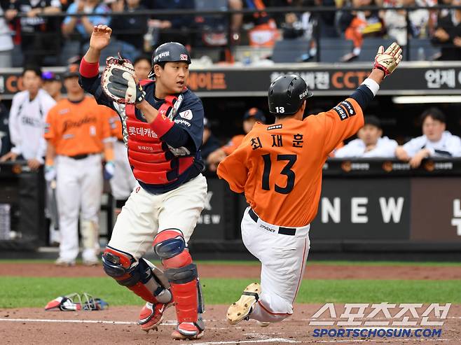 24일 대전 한화생명볼파크에서 열린 한화 이글스와 롯데 자이언츠의 경기. 3회말 1사 1,2루 한화 하주석 적시타 때 최재훈이 득점을 올리고 있다. 대전=박재만 기자 pjm@sportschosun.com/2025.05.24/