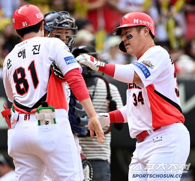 17일 광주KIA챔피언스필드에서 열린 두산과 KIA의 더블헤더 1차전 경기, 3회말 1사 1루 KIA 최형우가 2점홈런을 치고 기쁨을 나누고 있다. 광주=허상욱 기자wook@sportschosun.com/2025.05.17/