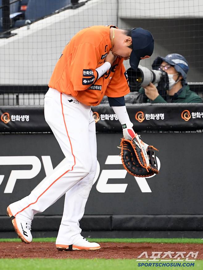 24일 대전 한화생명볼파크에서 열린 한화 이글스와 롯데 자이언츠의 경기. 7회초 롯데 고승민 강습 타구에 맞은 한화 채은성이 통증을 호소하고 있다. 대전=박재만 기자 pjm@sportschosun.com/2025.05.24/