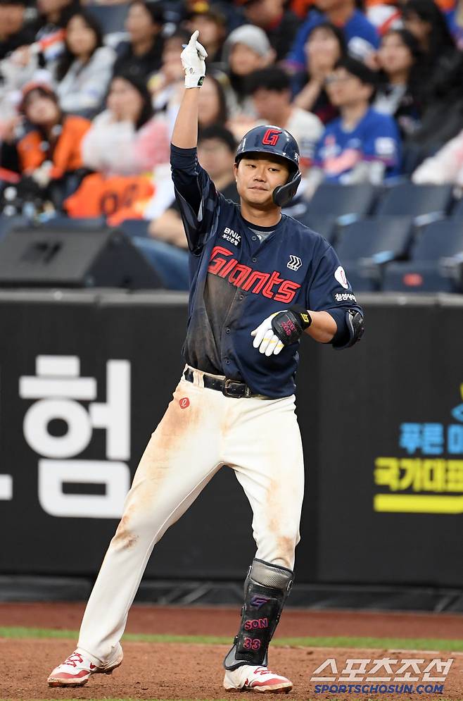 24일 대전 한화생명볼파크에서 열린 한화 이글스와 롯데 자이언츠의 경기. 10회초 1사 2,3루 롯데 손호영이 적시타를 날린 뒤 환호하고 있다. 대전=박재만 기자 pjm@sportschosun.com/2025.05.24/