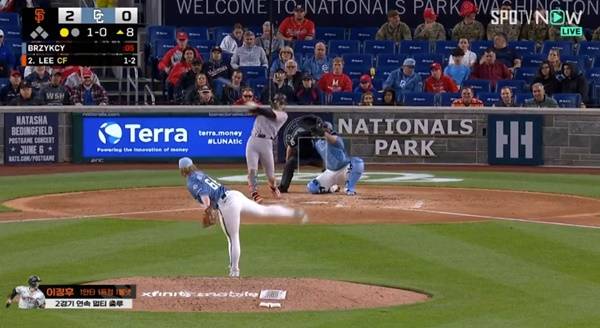 높은공 공략에 성공한 이정후. ⓒSPOTV 중계화면 캡처