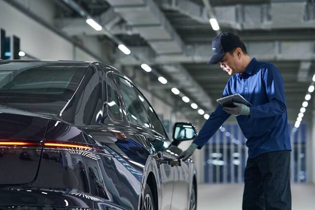 카이즈유데이터연구소에 따르면 지난해 국내에서 거래된 중고차는 253만9874대로, 같은 기간 신차 판매량(164만5998대)보다 1.54배 많았다. 현대자동차 군산 인증 중고차센터에서 정비사가 차량을 점검하고 있다. /현대자동차