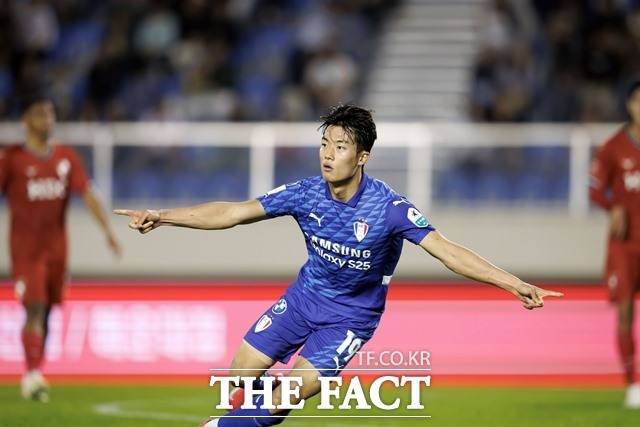 공격과 수비에서 빛나는 수원삼성의 '보물' 이건희./K리그