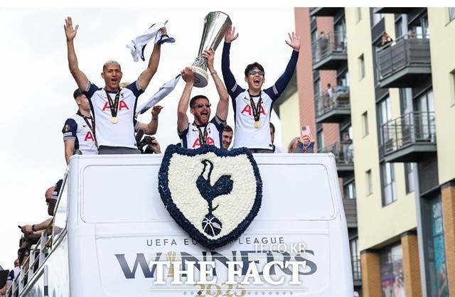 토트넘의 '캡틴' 손흥민(오른쪽)이 24일 북런던 시내에서 선수들과 함께 2024~2025 UEFA 유로파리그 우승 카퍼레이드를 펼치고 있다./토트넘