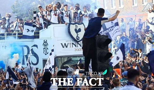 17년 만의 우승 감격을 만끽하는 토트넘 팬들과 선수단./토트넘
