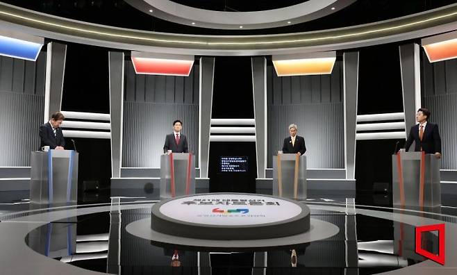 23일 서울 영등포구 KBS본관 스튜디오에서 열린 중앙선거방송토론위원회 주관 제21대 대통령선거 2차 후보자토론회에서 각 후보들이 시작을 기다리며 토론을 준비하고 있다. 왼쪽부터 이재명 더불어민주당, 김문수 국민의힘, 이준석 개혁신당, 권영국 민주노동당 대선 후보. 2025.5.23 국회사진기자단