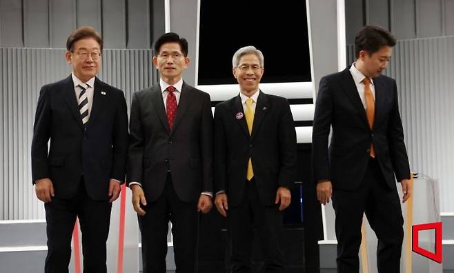 23일 서울 영등포구 KBS본관 스튜디오에서 열린 중앙선거방송토론위원회 주관 제21대 대통령선거 2차 후보자토론회에 앞서 후보들이 기념촬영을 하고 있다. 왼쪽부터 이재명 더불어민주당, 김문수 국민의힘, 이준석 개혁신당, 권영국 민주노동당 대선 후보. 2025.5.23 국회사진기자단