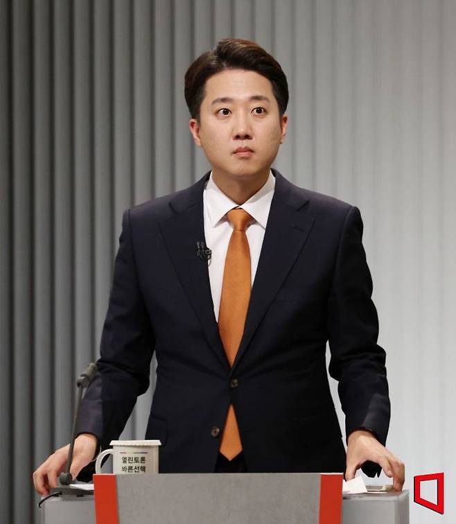 이준석 개혁신당 대선 후보가 23일 서울 영등포구 KBS본관 스튜디오에서 열린 중앙선거방송토론위원회 주관 제21대 대통령선거 2차 후보자토론회 시작에 앞서 준비하고 있다. 국회사진기자단