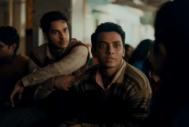 평론가들은 홈바운드에 등장하는 허구와 현실의 완벽한 조화가 강력한 힘을 가진 공적 기록을 만들어 냈다고 말한다