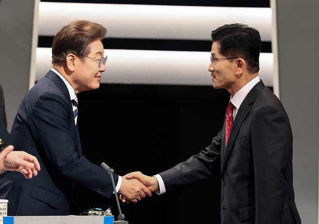 이재명 더불어민주당(왼쪽), 김문수 국민의힘 대통령 후보가 23일 서울 영등포구 KBS본관 스튜디오에서 중앙선거방송토론위원회 주관 제21대 대통령선거 2차 후보자 토론회 시작에 앞서 악수하고 있다. 2025.5.23/뉴스1 ⓒ News1 국회사진기자단