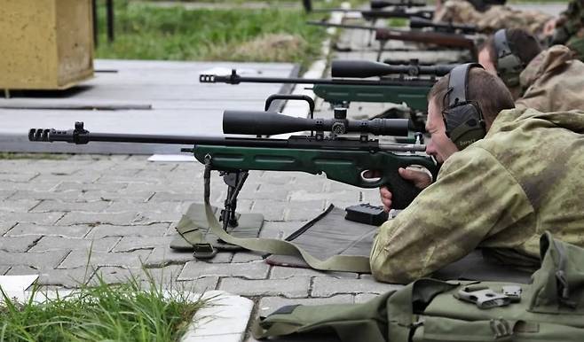 러시아 군 저격수들이 사거리 400~600m 정도의 소총으로 훈련하는 장면. /AP 연합뉴스