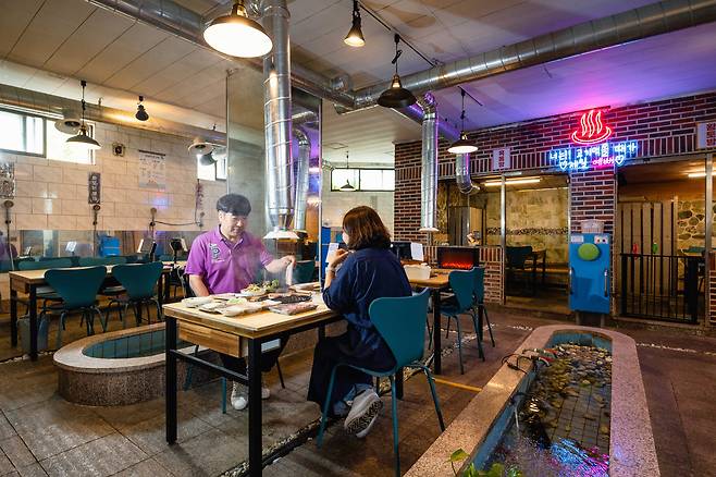 지난 20일 부산 사하구의 고깃집 '신선목간구이'에서 사람들이 삼겹살을 구워 먹는 모습. 목욕탕을 개조한 식당이다. /이건송 영상미디어 기자