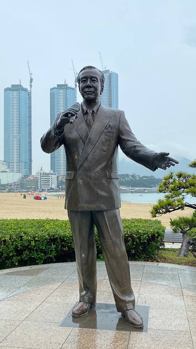 부산 송도해수욕장 내 '현인 공원'에 서 있는 현인 동상. /전봉관 제공