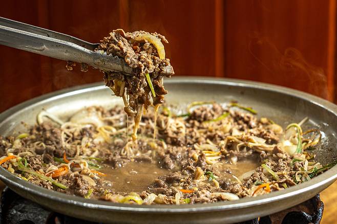 불고기라면 응당 있어야 할 단맛이 먼저 느껴졌다. 그 맛은 말 없는 친구처럼 수줍고 온순했다. /이신영 영상미디어 기자