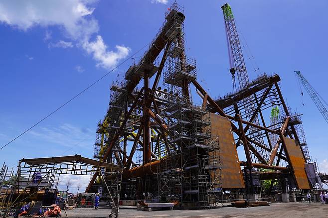 지난 12일 베트남 붕따우 해안에서 60m 높이의 철제 구조물 '재킷'이 건설되고 있다. 공정률 75%인 이 재킷은 완공 후 해상으로 옮겨져 수심 50m 바닥에 고정된다. 이후 상부 구조물인 '톱사이드'와 합쳐져 원유를 시추·처리하는 해상 기지로 거듭날 예정이다. /SK어스온